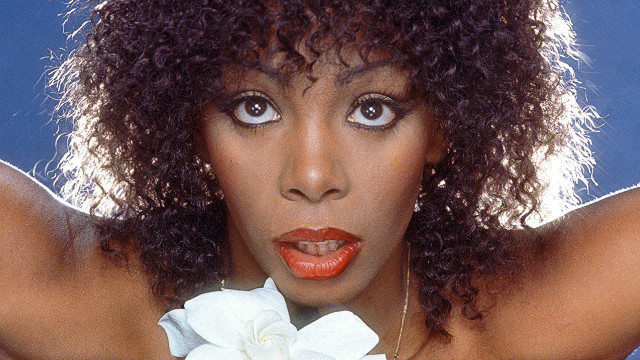 DONNA SUMMERS LOVELY PUPPY EYES 120517035758-donna-summer-1985-portrait-story-top