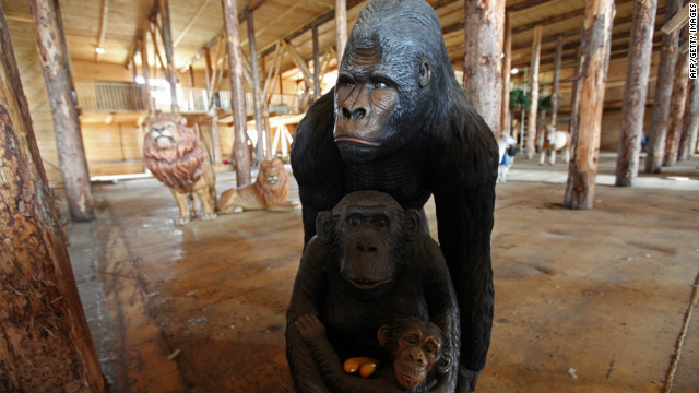 مليونير هولندي يعيد بناء سفينة نوح بأبعادها الحقيقية.    120730114018-ark-gorilla-horizontal-gallery