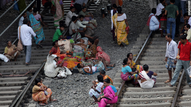 Black-out: 300 milioni di persone rimaste al buio in India! 120731025849-india-power-outage-railroad-horizontal-gallery