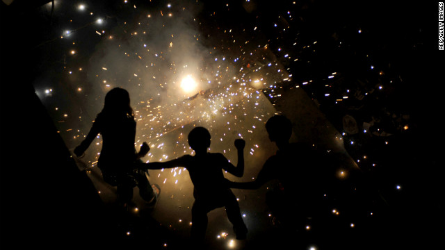 அன்பும் காதலும்-அதிரசமும் முறுக்கும் 121105123415-diwali-celebrates-firecracker-kids-horizontal-gallery