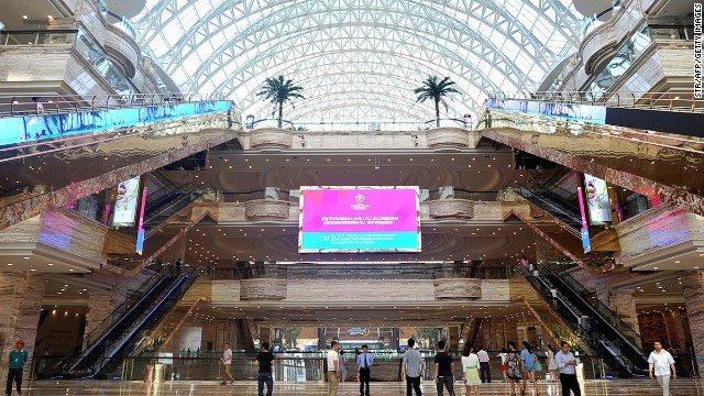  أكبر مبنى في العالم للمبدعة العراقية زها حديد 130701125507-new-century-global-centre-hall2-horizontal-gallery