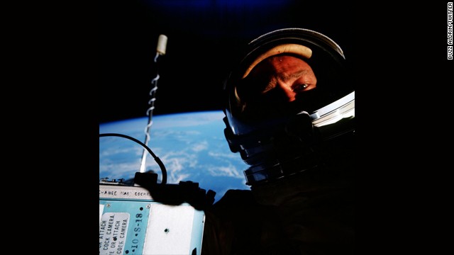 سيلفي، من الفضاء...! 140721153404-buzz-aldrin-twitter-space-horizontal-gallery