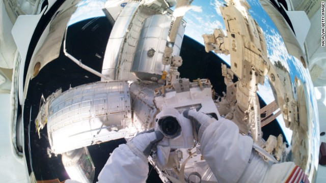 سيلفي، من الفضاء...! 140721181527-iss-final-space-shuttle-mission-selfie-horizontal-gallery