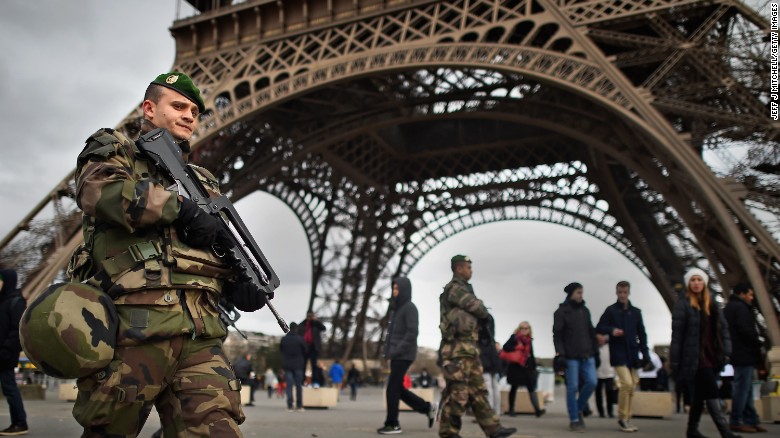 Francia: Dia de atentados - Página 4 150113013201-paris-french-troops-patrol-exlarge-169