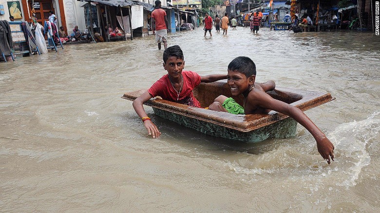 FLOODING IN ASIA DISPLACES MILLIONS; DEATH TOLL RISING RAPIDLY 150804140433-india-kolkata-flooding-exlarge-169