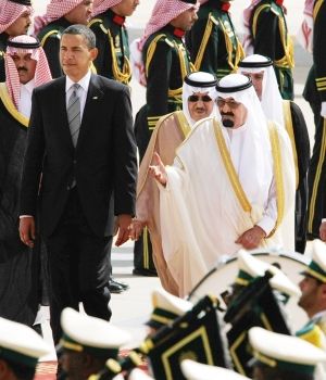 PUES QUE MAHOMA NO EXISTIÓ! Barack-obama-es-recibido-por-el-rey-abdala-en-arabia-saudita--300x350