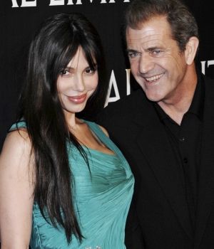 Mel Gibson inicia su defensa contra ex Mel-gibson-y-su-ex-novia-300x350