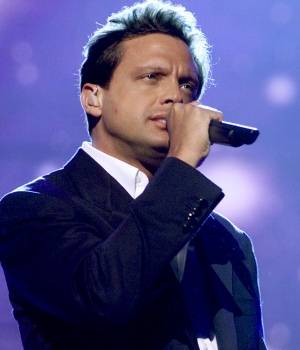 Novosti iz serije - Page 2 Luis-miguel-cantando-300x350