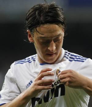 هو صغير السن وضعيف البنية ولكن لعبه يدل على انه لاعب من طينة الكبار Mesut-ozil-300x350