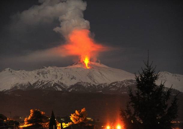 Volcán Etna entra de nuevo en Erupción. Erupcion-del-etna-en-italia-610x430