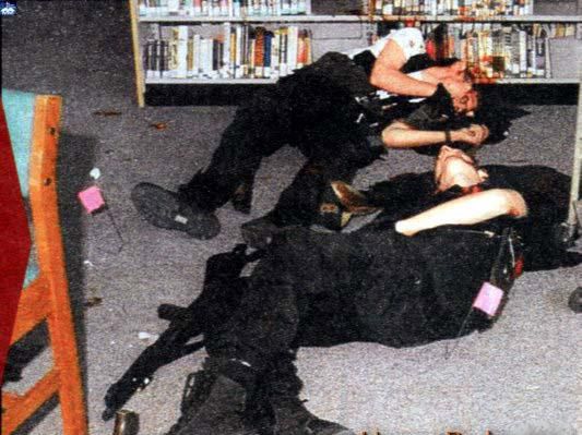  Los asesinos de Columbine muertos en la bliblioteca 39e09420d5008a3df46eb5cc626c76d1