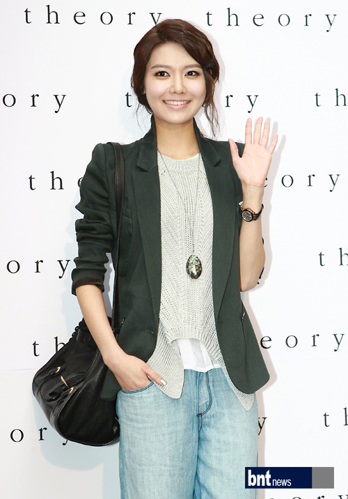 [PIC][29-03-2012]SooYoung xuất hiện tại lễ khai trương " Theory Shop" vào chiều nay 20120329193703910
