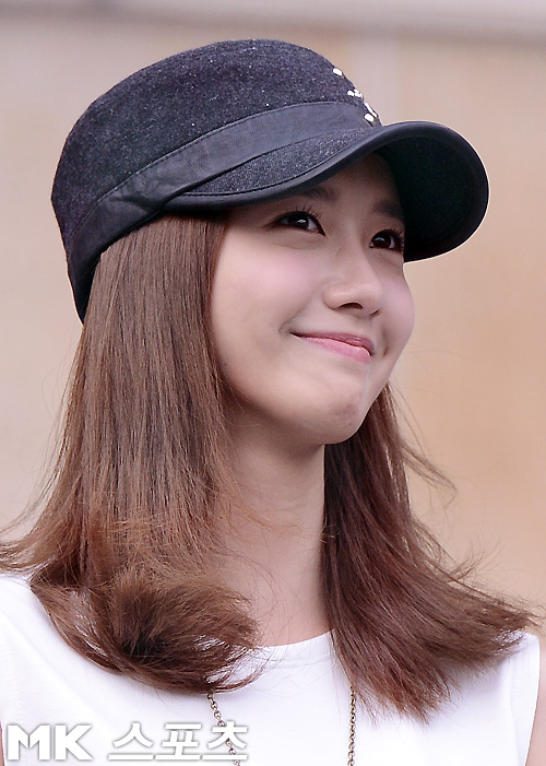 [PIC][15-06-2012]YoonA đến xem trận đấu bóng chày giữa Doosan Bears & Samsung Lions vào chiều nay 20120615184518266