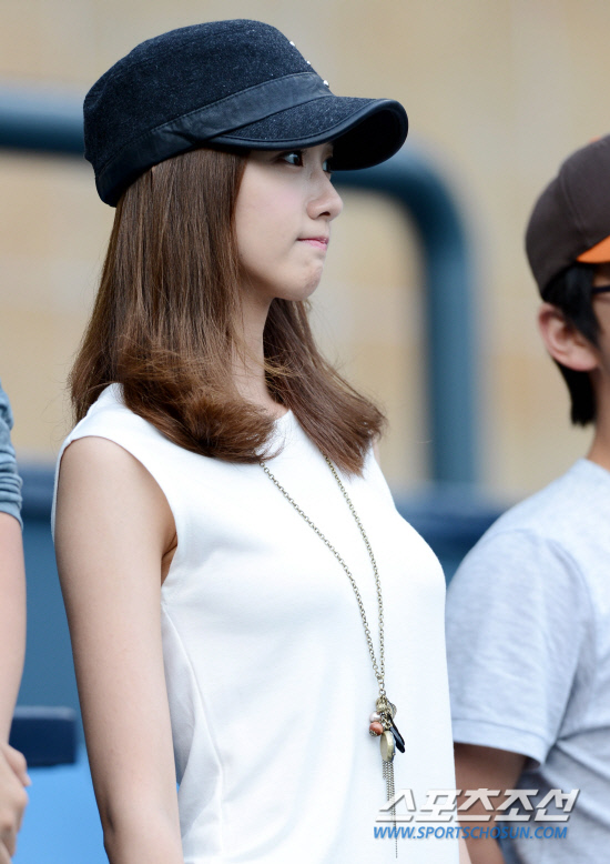 [PIC][15-06-2012]YoonA đến xem trận đấu bóng chày giữa Doosan Bears & Samsung Lions vào chiều nay 20120615185413389