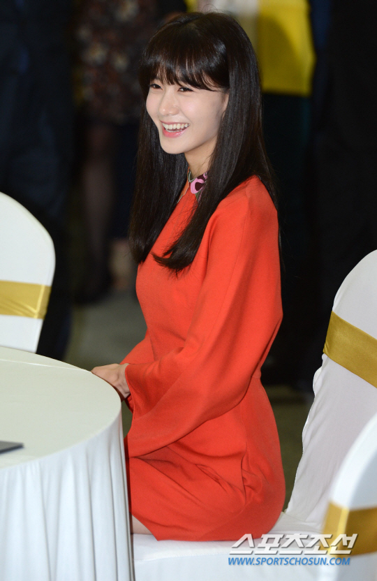  [PIC][23-04-2015]YoonA tham dự Lễ bổ nhiệm Đại sứ danh dự cho "IRS" vào trưa nay 20150423113540905