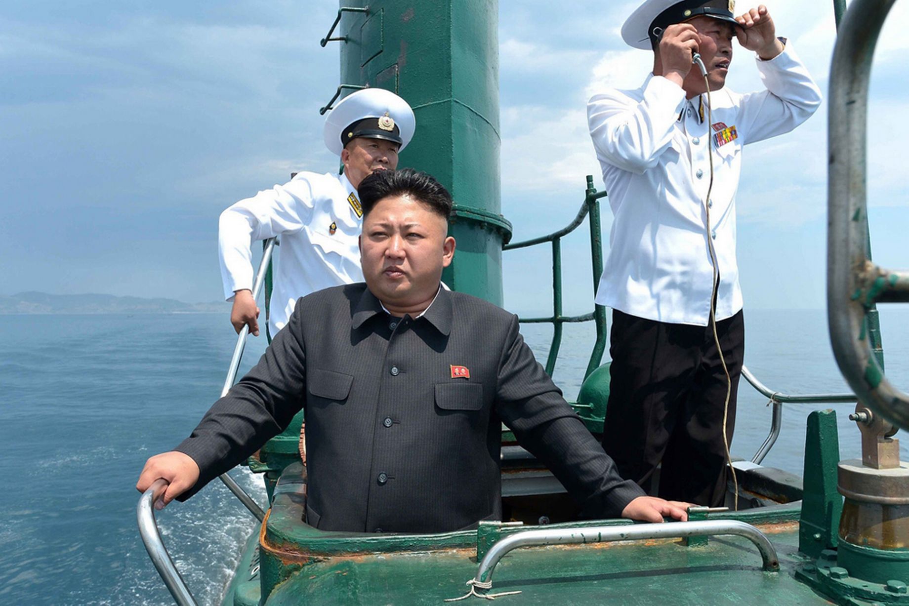 El dictador de Corea del norte ordena transmitir los partidos de futbol Kim-Jong-Un-inspecting-a-submarine-of-the-Korean-Peoples-Army