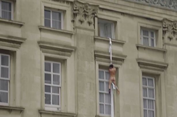 WHO IS THE NAKED BOY ESCAPING BUCKINGHAM PALACE? Naked-Buckingham-Palace