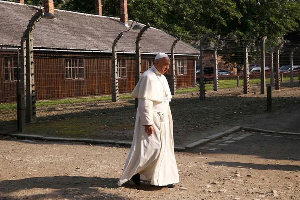 los indefensos - Página 2 Pope-Francis-visits-former-Nazi-German-concentration-and-extermination-camp-Auschwitz-Birkenau-in-Os