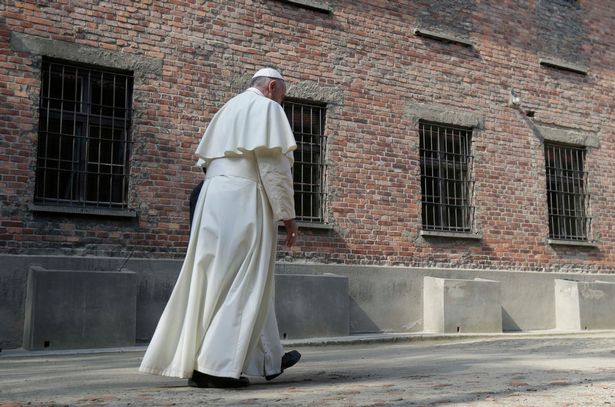 los indefensos - Página 2 Pope-Francis-visits-the-former-Nazi-German-concentration-and-extermination-camp-Auschwitz-Birkenau-i