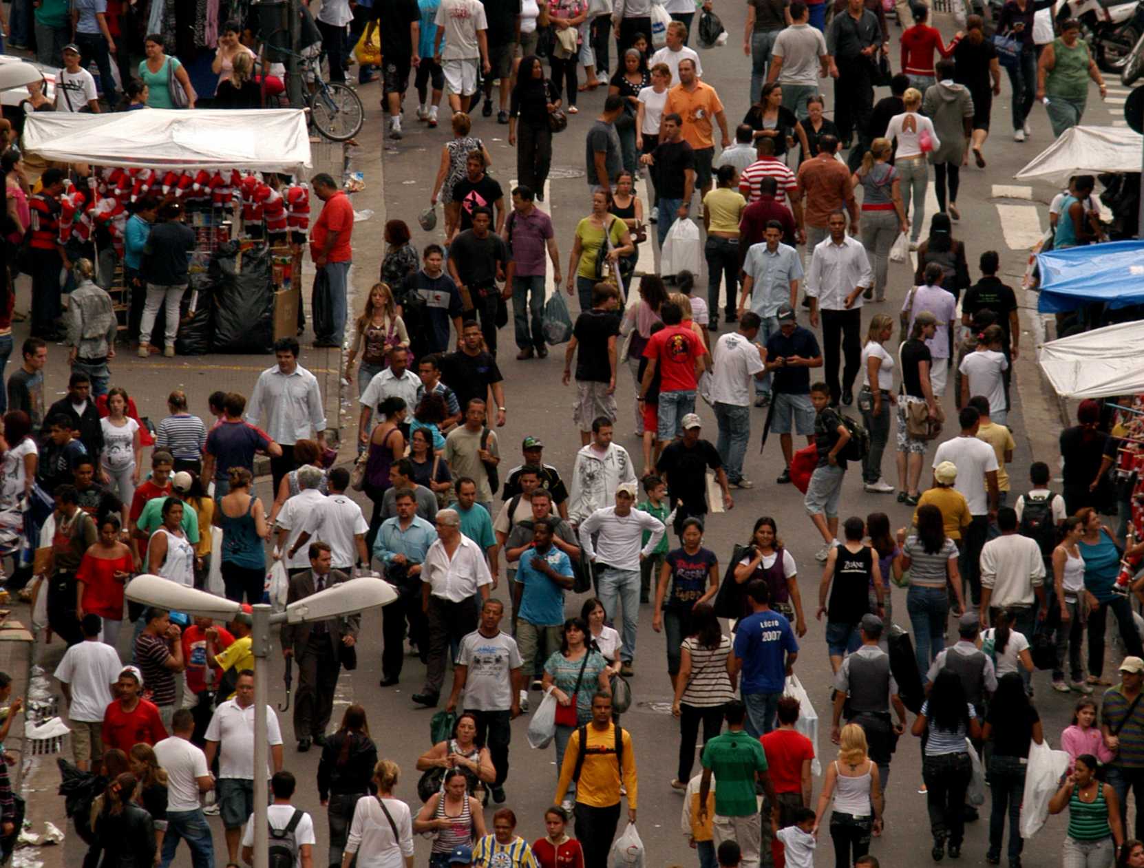 Shopping a céu aberto de SP, rua 25 de Março deve vender este ano 10% a mais do que no Natal passado 25%20de%20mar%C3%A7o