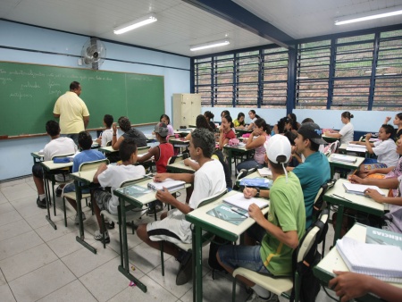 Pesquisa inédita do IBGE indica que 71,4% dos estudantes já provaram álcool Escola-hg-20091218