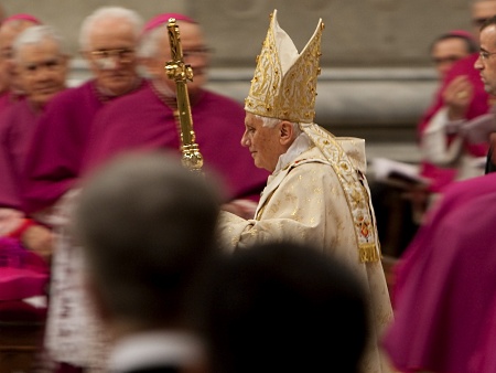 Papa é empurrado e cai na Missa do Galo Papa-reuters-hg-20092412