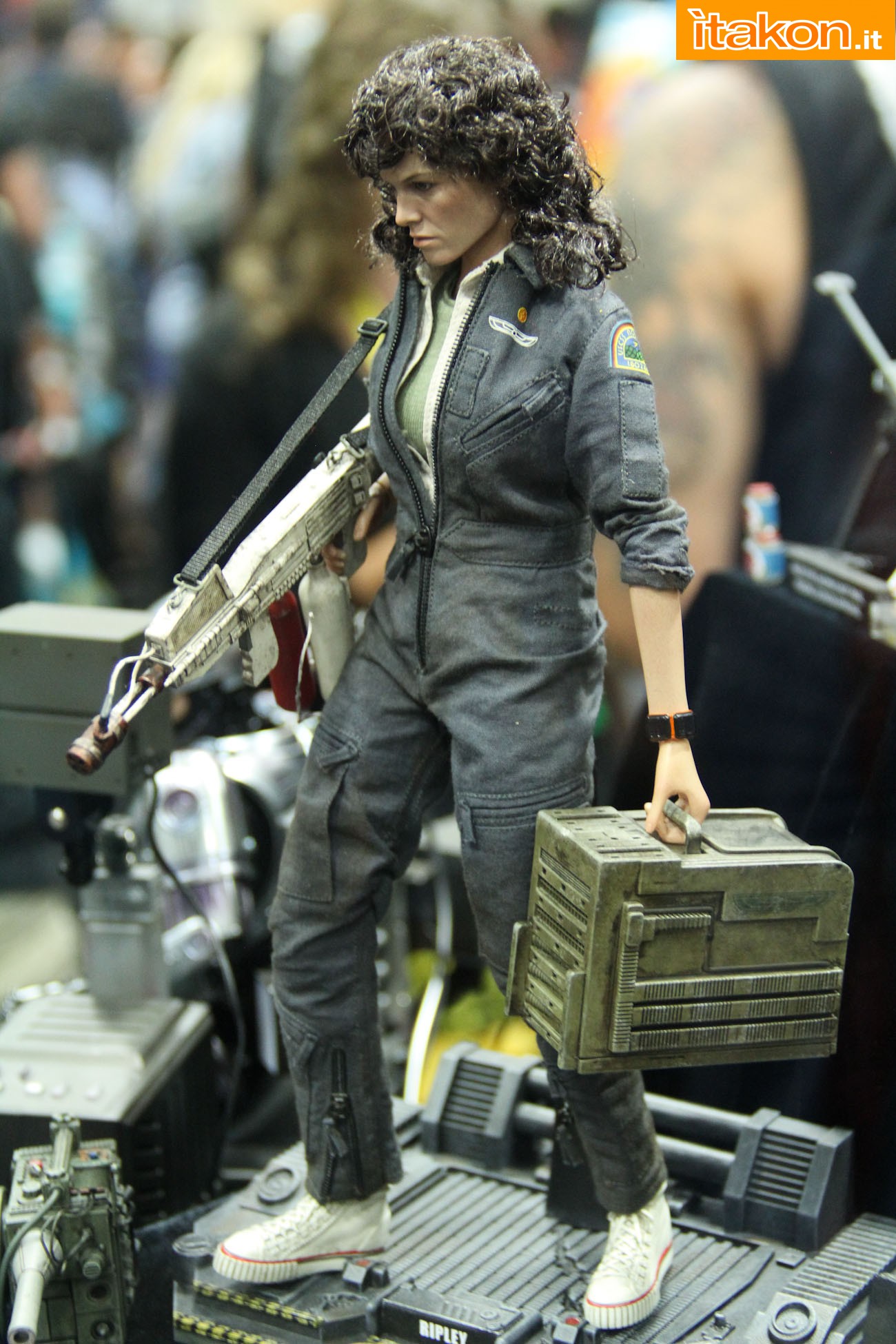 ALIEN - ELLEN RIPLEY (MMS ???) Sdcc2014-hot-toys-booth-42