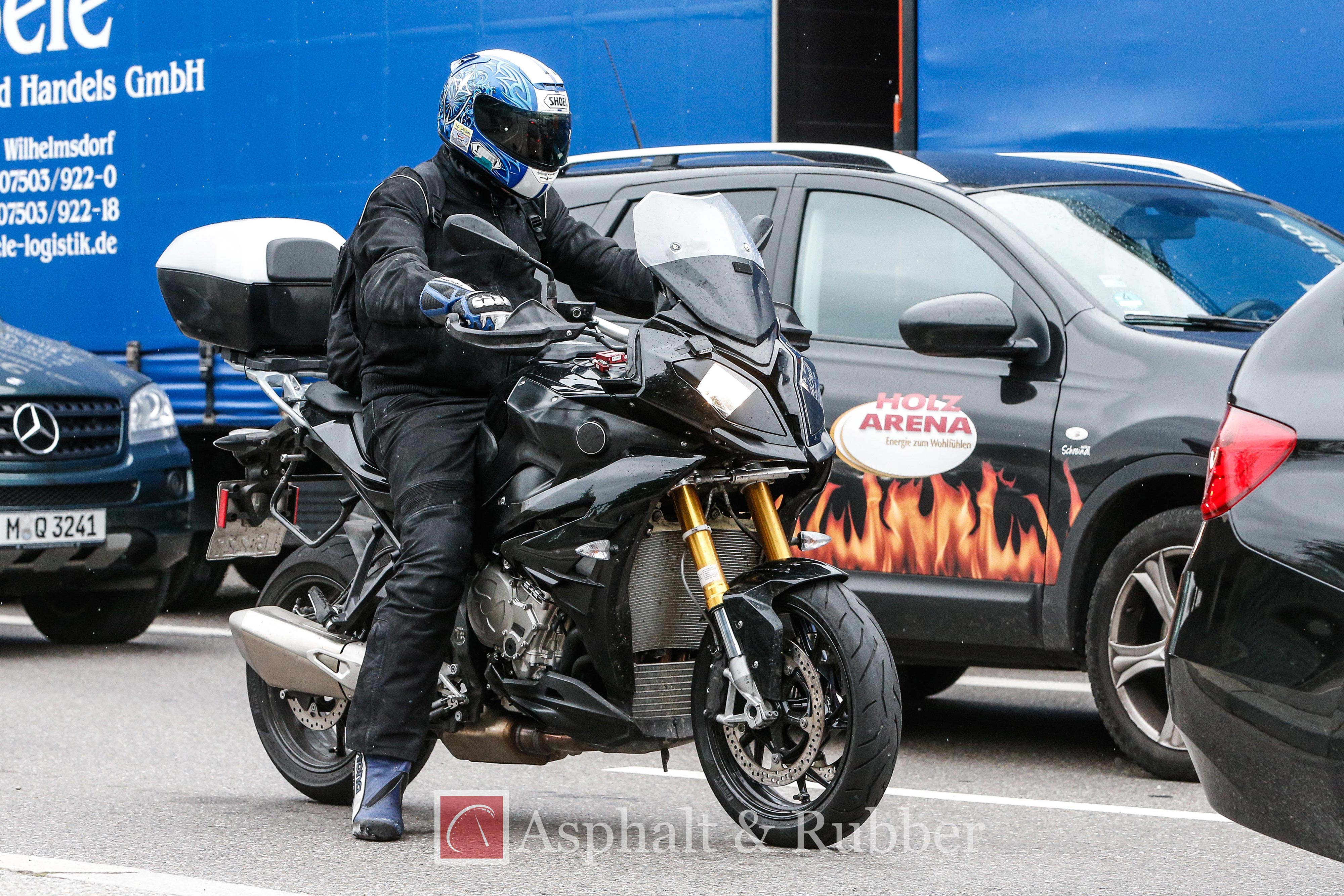 Sres.de yamaha, atención... - Página 2 2015-BMW-S1000XR-spy-photos-02