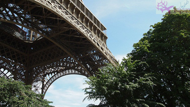  برج ايفل – معلومات شاملة عن أمير السياحة في فرنسا Eiffel-Tower-Base
