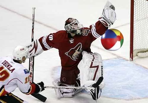 Jornada NHL Playoffs (14-04-10) - Página 2 BryzgalovBeachball