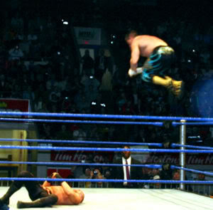 Rsultats SmackDown du 6 juillet 2007 300px-Eddie_Guerrero_Frog_Splash_cr