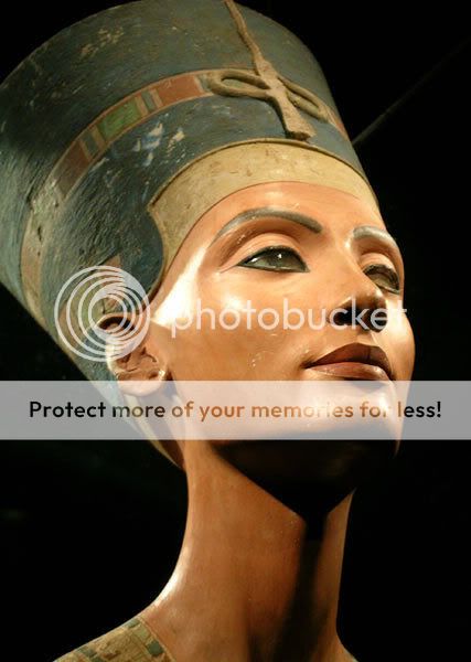 Association d'images - Page 31 Nefertiti1