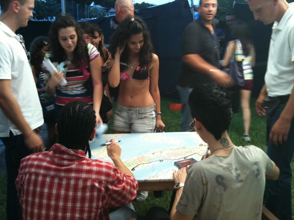 Bill y Tom Kaulitz firmando autógrafos en Catania, Italia Signing_1