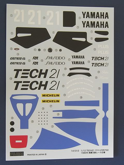 [FUJIMI] - Yamaha FZR 750 Tech 21 - 1/12ème 100_1383-1