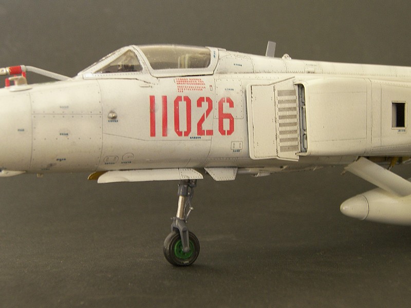 [TRUMPETER]PLAAF J-8F Finback - 1/48 100_1017