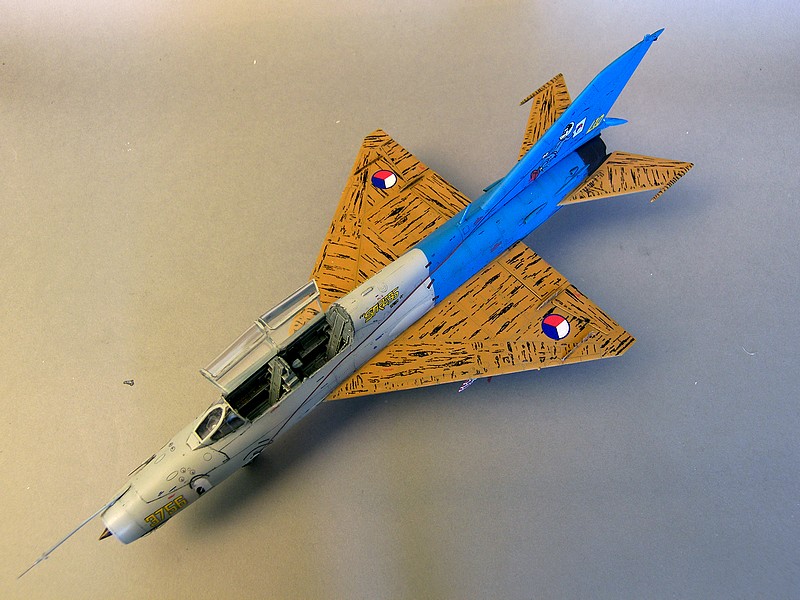 [TRUMPETER]Mig-21 UM - 1/48  - Page 3 100_1093