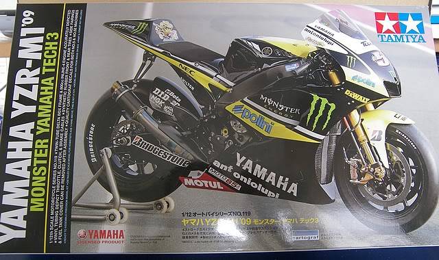 [Tamiya] Yamaha M1 2009 team Tech 3 - dernières photos 101_0500