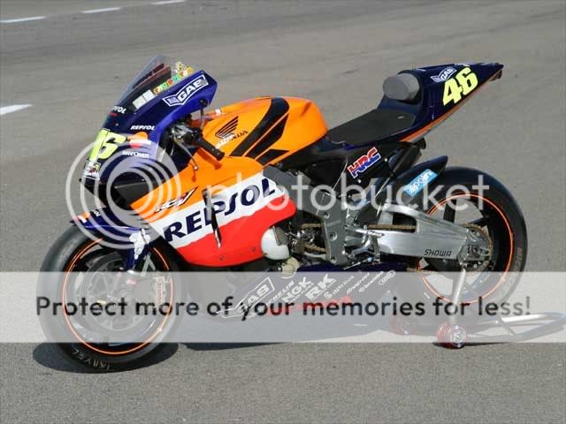 RC211 Rossi 2002-2003-2003 valencia + 2006  UP!!! 18/10 - Page 5 RC211V_left_profile_zoom