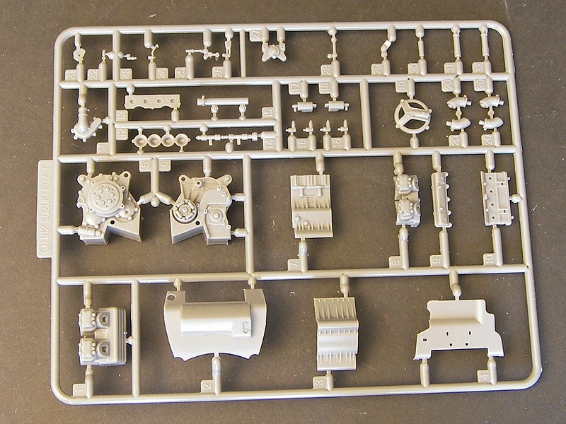 [FUJIMI] Suzuki RGV 500cc XR 74 - 1/12ème 100_3715