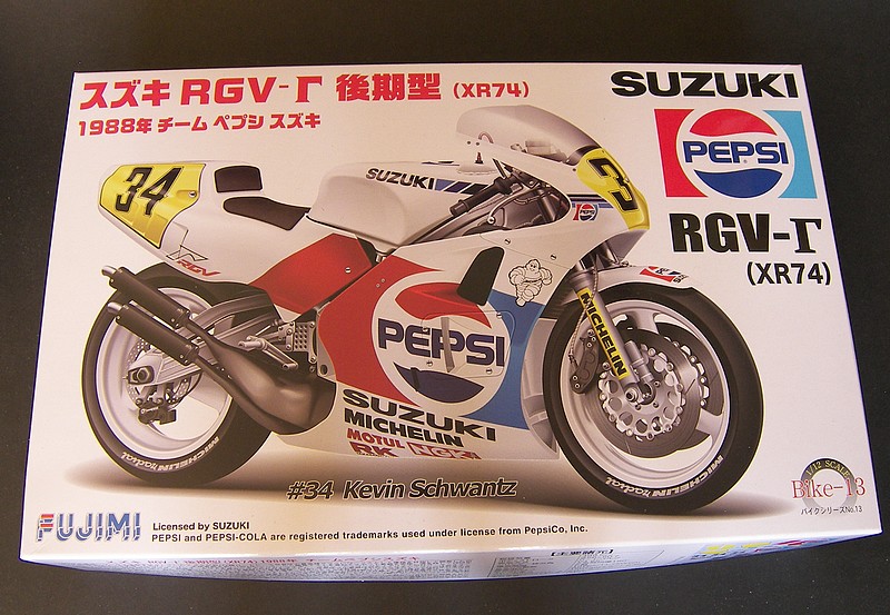 [FUJIMI] Suzuki RGV 500cc XR 74 - 1/12ème 100_3737