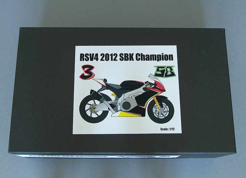 [CGM] Aprilia RSV4 - 2012 superbike world champion - 1/12eme 100_3881-1