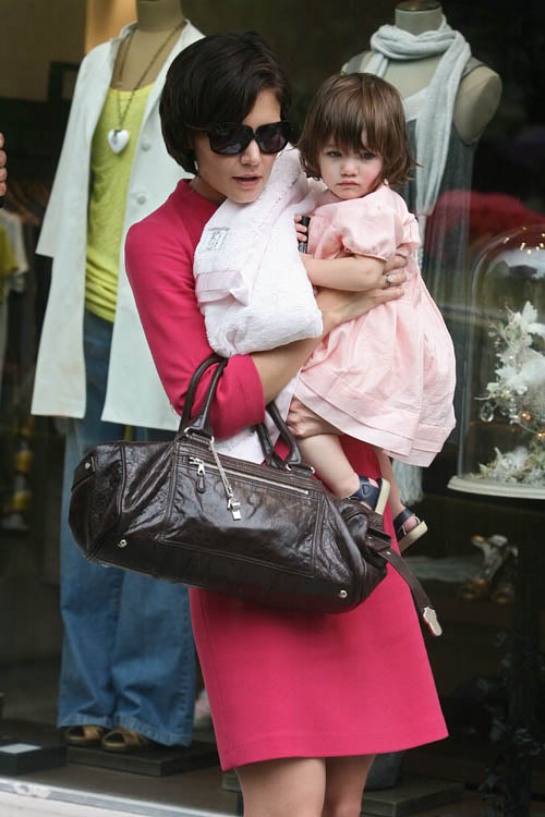      suri cruise Katie-holmes-suri-knee-01