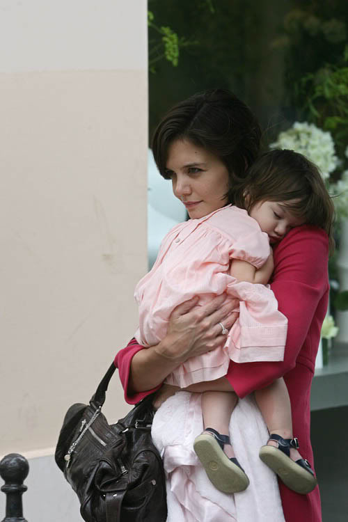      suri cruise Katie-holmes-suri-knee-20