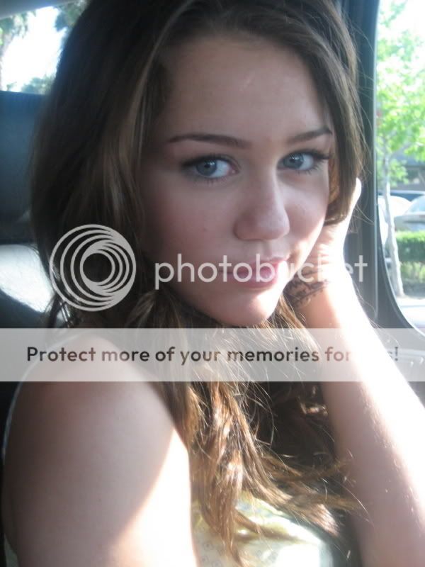 Share ảnh độc Miley nè - Page 4 Szx-miley_cyrus_1187751201-x23