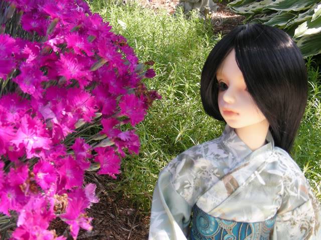 Un garçon en kimono dans le jardin (Volks Yugiri) Adriel02-2