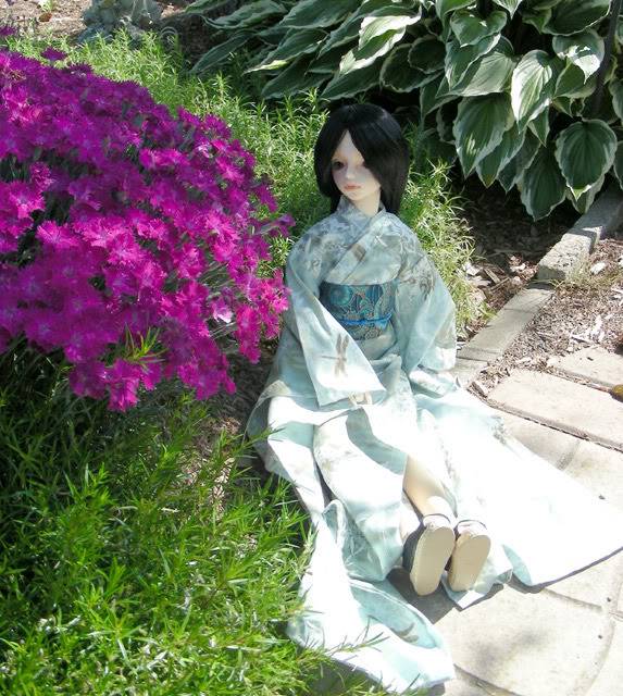 Un garçon en kimono dans le jardin (Volks Yugiri) Adriel03-1