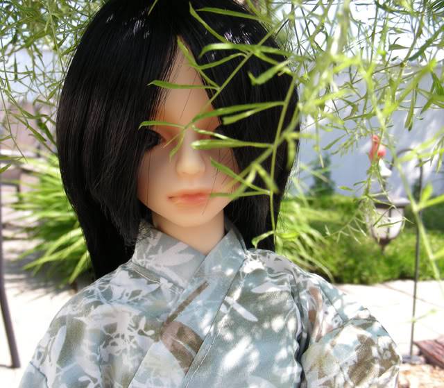 Un garçon en kimono dans le jardin (Volks Yugiri) Adriel05-1