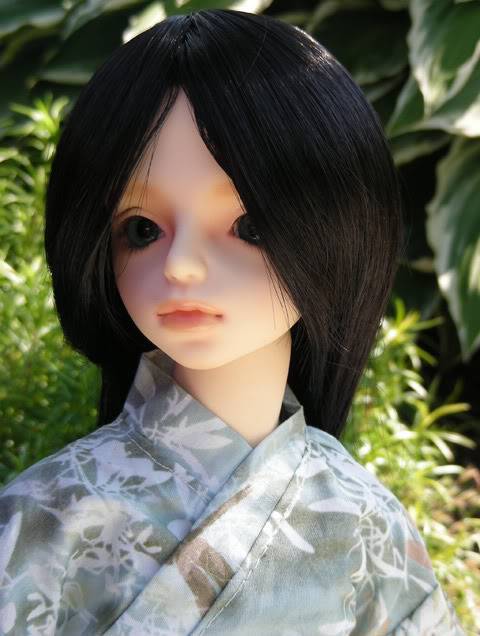 Un garçon en kimono dans le jardin (Volks Yugiri) Adriel08-1