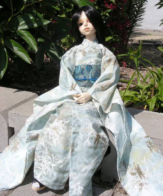 Un garçon en kimono dans le jardin (Volks Yugiri) Adriel09-2