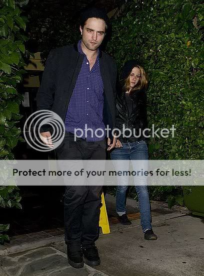 4.1010: Kristen i Robert na 'randce' 71120f717582fdb9_New_Pictures_of_Robert_Pattinson_and_Kristen_Stewart_Together_on_a_Date_in_LA_Before_Breaking_Dawn_Startspreview